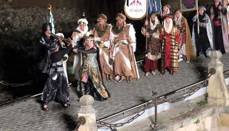 Lleida s’ha bolcat un any més en la Festa de Moros de Cristians amb una gran resposta de públic, omplint els carrers en tots els trams de la desfilada de gala que s’ha fet com a acte previ a la batalla que s’ha lliurat  al Pont Llevadís de la Seu Vella.