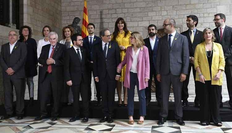 L'acte ha arrencat amb crits de "llibertat" en suport als familiars presents dels consellers empresonats i dels líders de l'Assamblea Nacional Catalana i Òmnium Cultural, Jordi Sanches i Jordi Cuixart.