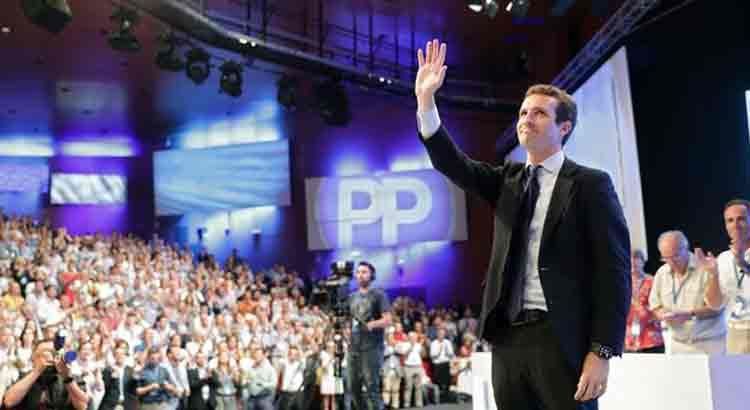 S'imposa a Sáenz de Santamaría per 451 vots al Congrés Extraordinari del partit. Durant tota la campanya Casado ha exhibit un discurs ultranacionalista i conservador.