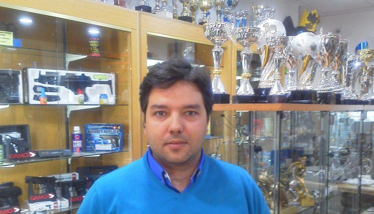 CARLOS BENITO va néixer a Sòria, i viu a Lleida. Va estudiar a l'Escola de Enxeñería Forestal de Pontevedra, i a la Universitat de Lleida. És Director en Trofeos Carlos, i en Bateasdeoro.es. 