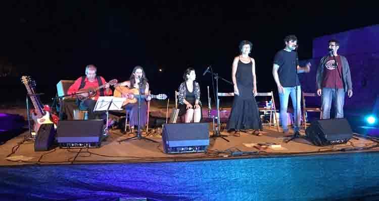 Amb un espectacle que han anomenat ‘Arruix, ànima-amor’, els autors guanyadors han recitat diversos dels seus poemes i també d’altres autors catalans, acompanyats per les cantants Meritxell Gené i Heura Gaya, Txabi Àbrego a la guitarra i la poetessa Meritxell Cucurella-Jorba.
