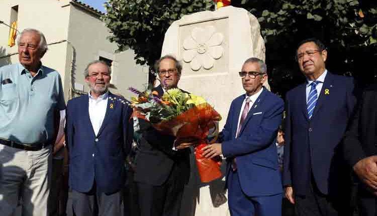 El president de la Generalitat, Quim Torra, fent-se fotos amb veïns del Poal.