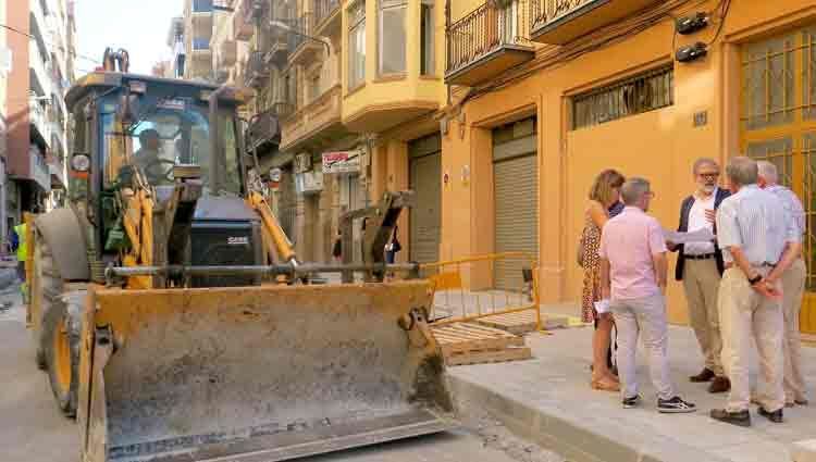 El tinent d’alcalde Fèlix Larrosa ha visitat les obres, entre els carrers Anselm Clavé i Príncep de Viana, i ha indicat que el resultat de l’actuació, dins el Pla de Barris de Noguerola, serà un carrer amb més confort, més sostenibilitat i més eficient.