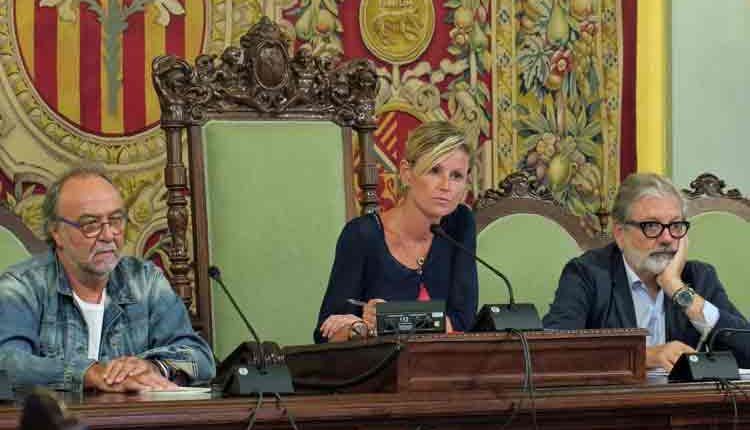 A la sessió extraordinària, presidida per l’alcaldessa en funcions Montse Mínguez, s’ha acceptat la renúncia de Ros pel seu nomenant com a Ambaixador d’Espanya a Andorra.