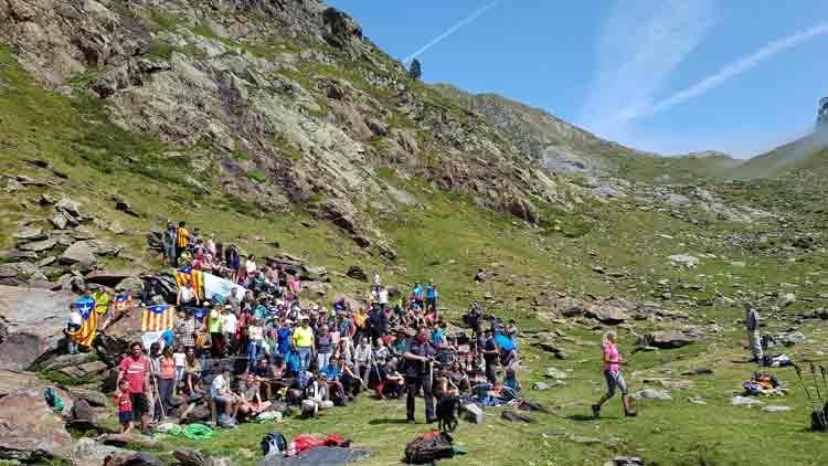Els ports de Boet i Tavascan han estat escenari constant de pas de persones entre el Pallars i l’Arieja, tant per ramaders i pagesos, comerciants, contrabandistes, invasors, emigrants temporers, excursionistes i viatgers, com els que fugien de les barbàries de les guerres, sobretot durant la Guerra Civil (1936-1939) i la Segona Guerra Mundial (1939-1944).