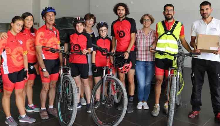 L'empresa Servisimó de Tàrrega fa una donació de 3 bicicletes pel Club Ciclista Alba. 