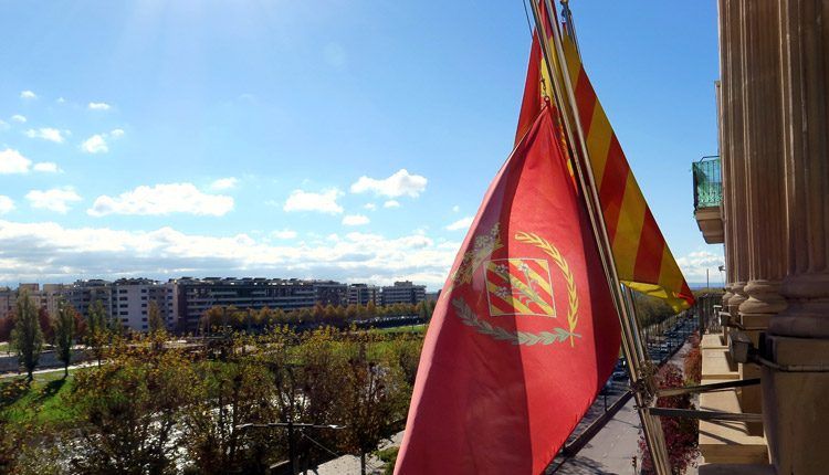 La Paeria fa onejar a mig pal la bandera de la ciutat per l’assassinat d’una dona a Montsó