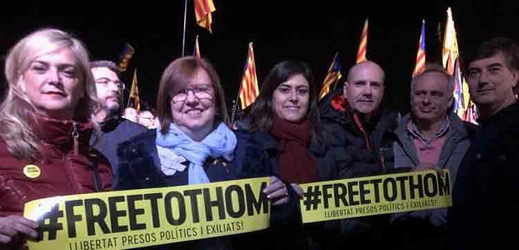 Rosa Maria Perelló, presidenta de la Diputació de Lleida, s’ha traslladat fins a la presó de Lledoners per a participar en la massiva concentració contra les acusacions i l’any d’empresonament del Govern de Catalunya.