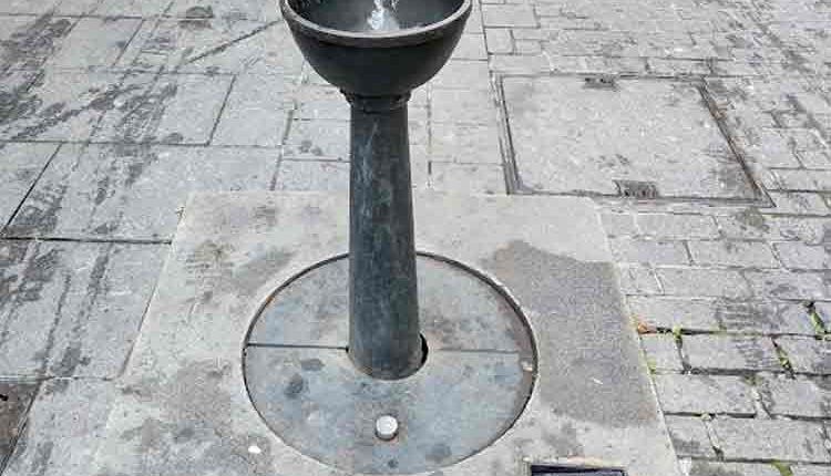 FOTO-DENÚNCIA. Una font que emana aigua les 24 hores