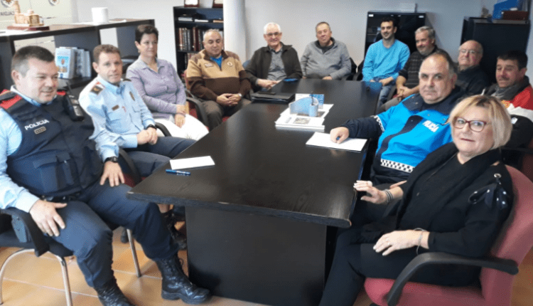 ALMENAR. REUNIÓ DE L’AJUNTAMENT I EL GRUP DE VIGILÀNCIA AMB ELS MOSSOS D’ESQUADRA