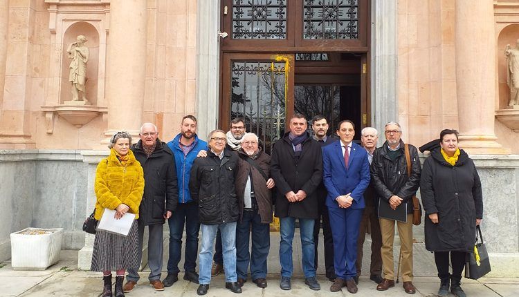 El subdelegat del Govern a Lleida, José Crespín, comparteix un cafè amb entitats i associacions de l’Horta