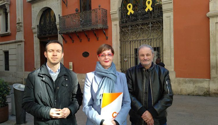 Ángeles Ribes (Cs): "Exigim la retirada dels llaços grocs penjats al balcó de la Diputació de Lleida”