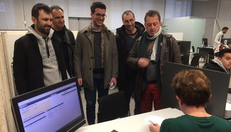 Els representants dels grups del PDeCAT, ERC-Avancem, la Crida per Lleida-CUP i el Comú de Lleida presentant la sol•licitud per a la celebració d'un ple extraordinari de la Paeria