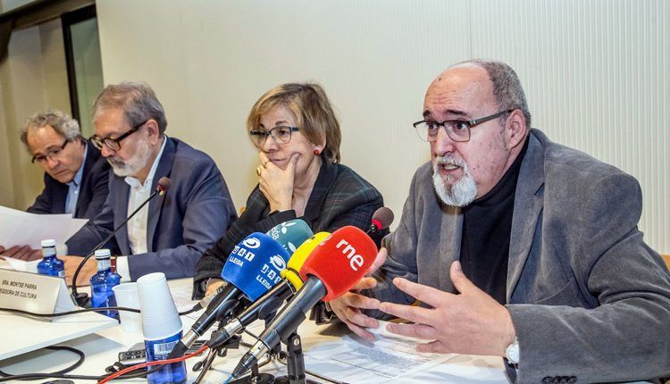 IMATGE de la roda de premsa de presentació del 25è aniversari de la Mostra de Cinema Llatinoamericà de Lleida amb Juan Ferrer, director (dreta), regidora de cultura, Montse Parra i l'alcalde de Lleida, Fèlix Larrosa.