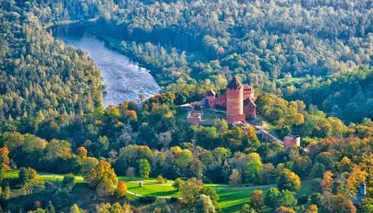 Viatge de les Aules d'Extensió Universitària de la UdL, al Parc Nacional de Gauja a Letònia camí ja d'Estònia (Sigulda). 