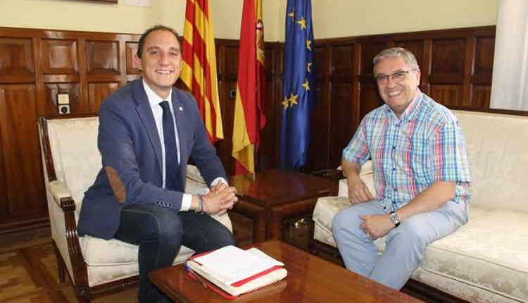 Trobada  del subdelegat del Govern a Lleida, José Crespín, amb el nou president de l’Agrupació Ilerdenca de Pessebristes, Jordi Curcó