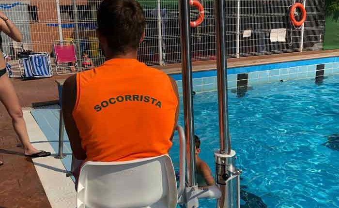 Instal·lació d'una cadira a les piscines de Corbins que facilita el bany a les persones amb mobilitat reduïda