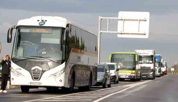 FOTONOTICIA. Vehicles afectats pel tall a l'N-240, a Torregrossa, el 18 d'octubre del 2019.