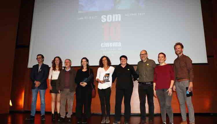 Estefania Rufach lliura a ‘La hija de un ladrón’ el Premi IEI al millor llargmetratge de Som Cinema 