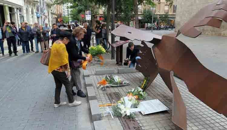 Entitats i partits recorden les víctimes del Liceu Escolar