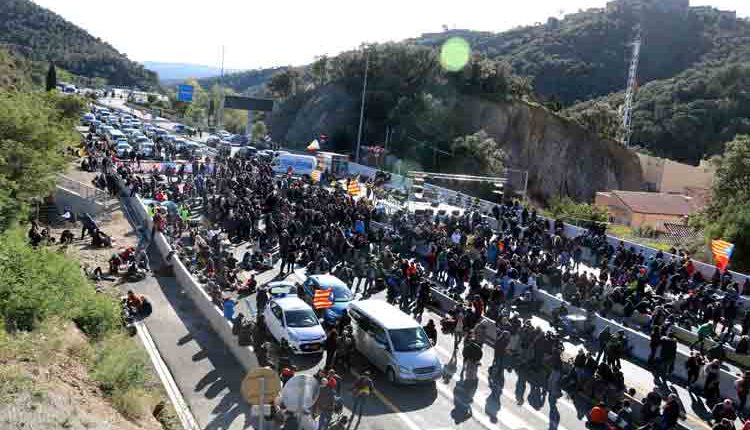 Tsunami democràtic. Els manifestants consoliden el tall de l'AP-7 a la Jonquera a l'espera que comencin els concerts
