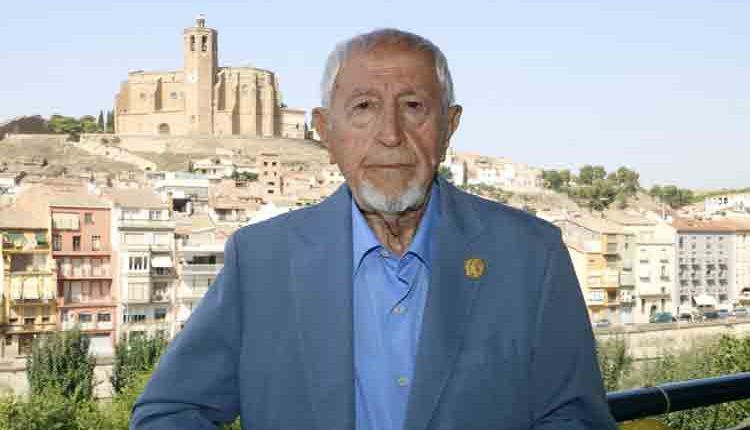 L'escriptor Josep Vallverdú i l'experta en demografia Anna Cabré, medalles d'Or de la Generalitat