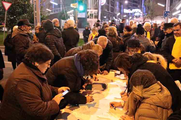 Unes 150 persones tallen la cruïlla de Ricard Viñes de Lleida per escriure cartes als presos i exiliats