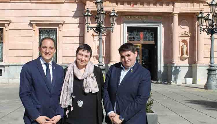 El subdelegat del Govern a Lleida, José Crespín, ha rebut  la nova presidenta de la Jove Cambra Internacional (JCI) de Lleida, Mar Gimeno, i al vicepresident executiu, Miquel Arévalo