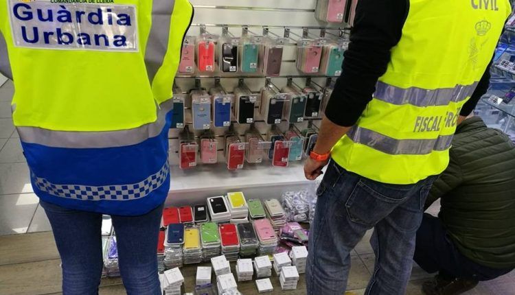 Intervenen a tres botigues de Lleida material falsificat valorat en 23.000 euros