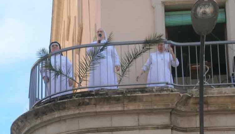 LES RELIGIOSES CORDIMARIANES RESEN L’ANGELUS DEL DIUMENGE DE RAMS DES DEL BALCÓ DE LA SEVA RESIDÈNCIA DE BALMES