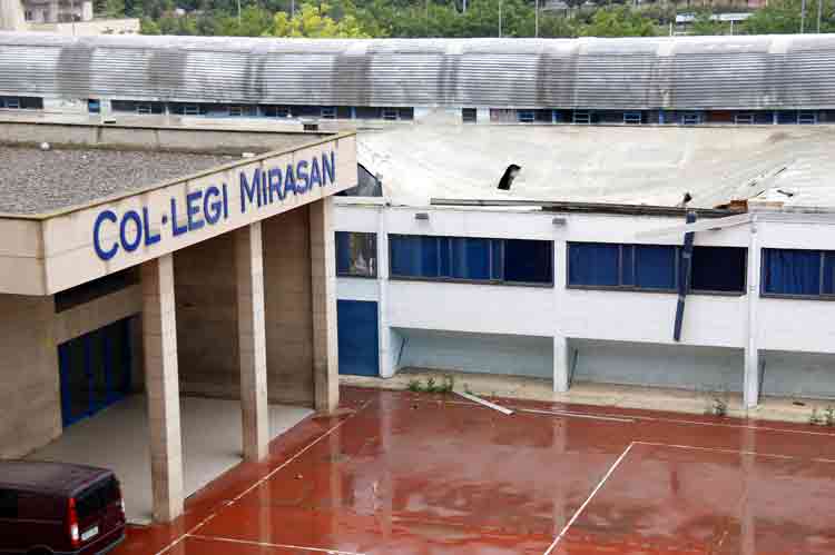 S'ensorra part de la teulada del pavelló del col·legi Mirasan de Lleida per acumulació d'aigua