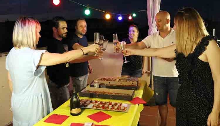 Sopar amb familiars i amics a casa, l'opció escollida per la majoria de lleidatans per celebrar la revetlla de Sant Joan