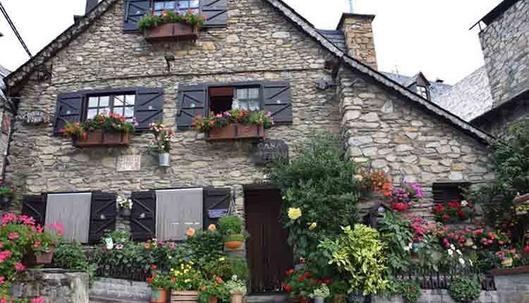 El turisme de proximitat es reivindica en un calendari, amb el periodista Antonio Lobato com a embaixador