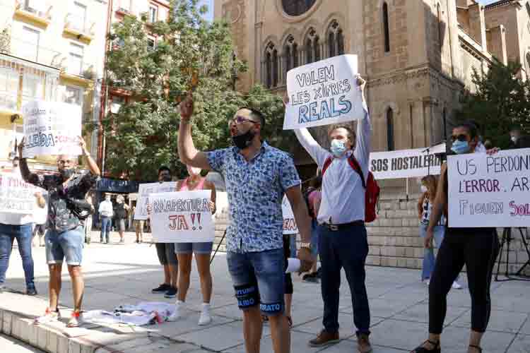 Restauradors de Lleida protesten a la plaça Sant Joan de Lleida. Imatge del 23 de juliol de 2020. FOTO. LAURA CORTÉS