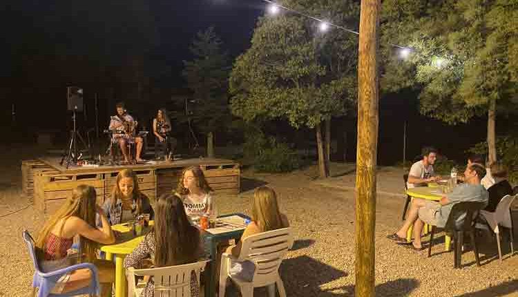 Castelldans. Nit de música a la fresca i bany nocturn