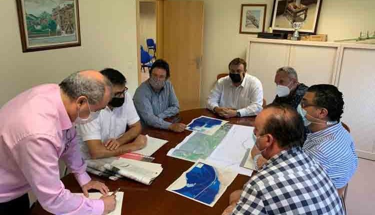 Isidre Gavín tracta amb els alcaldes de Rialp i Sort sobre el disseny de la futura via verda