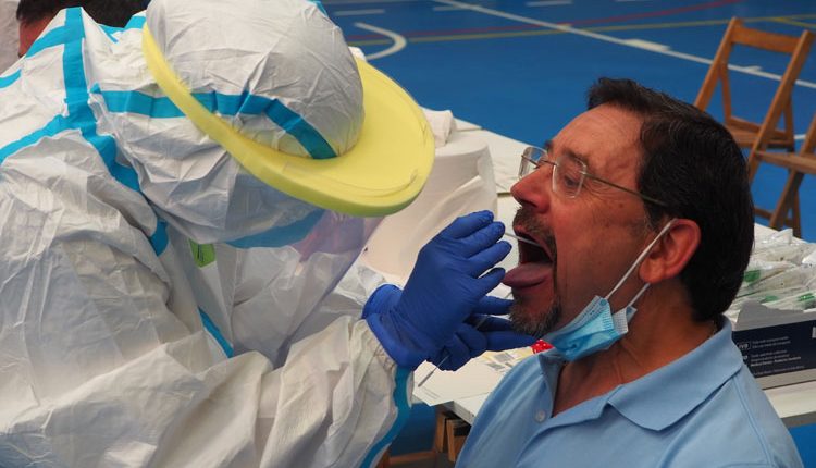 El risc de rebrot augmenta 15 punts a Catalunya i supera la barrera dels 400 (406) mentre que l'Rt recula fins a l'1,30