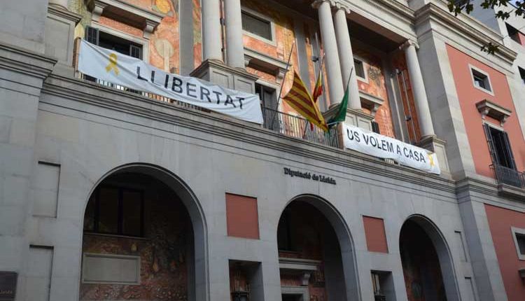 Les banderes de la Diputació, a mig pal amb motiu del 80è aniversari de l’afusellament del president Lluís Companys