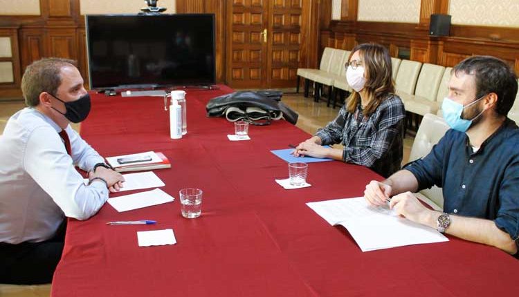 Reunió del subdelegat del Govern a Lleida, José Crespín amb representants d’un grup d’usuaris de l’Alta Velocitat entre Lleida i Saragossa.