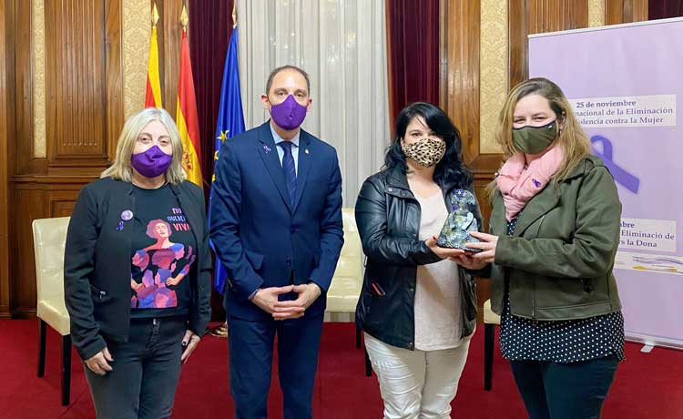 José Crespín entrega el reconeixement Menina 2020 a l’Associació REFEM de Lleida