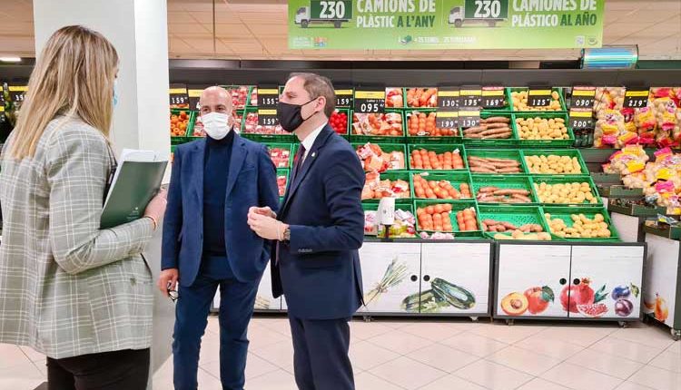 El subdelegat del Govern a Lleida, José Crespín visita supermercat Mercadona per conèixer Estratègia 6.25 de reducció de plàstics