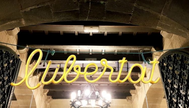 "Un sol crit i és: LLIBERTAT!".