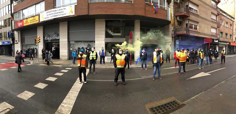 Treballadors del transport sanitari protesten a Lleida per exigir les mateixes condicions laborals que el SEM