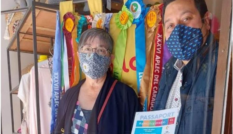 “L’APLEC ALS APARADORS” exhibeix l'uniforme de 71 colles a 142 establiments de Lleida
