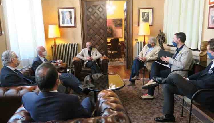 L’alcalde de Lleida, Miquel Pueyo, es reuneix amb els responsables del grup Mahou San Miguel
