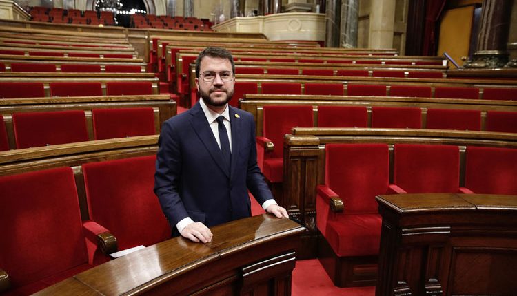 Aragonès pren possessió prometent "una nova etapa" amb un Govern que "s'arremangui" perquè cal "alçar de nou el cap"