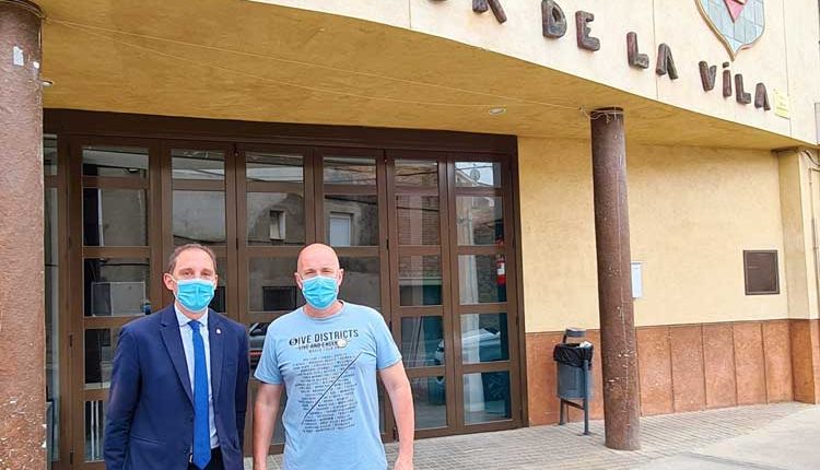 TORRELAMEU. El subdelegat del Govern a Lleida, José Crespín,  ha visitat la Cooperativa Fruitera i Secció de Crèdit