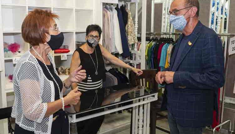 L’alcalde Pueyo visita les botigues Vainilla i Marga Bardají Dona, amb motiu de la jubilació de les seves propietàries