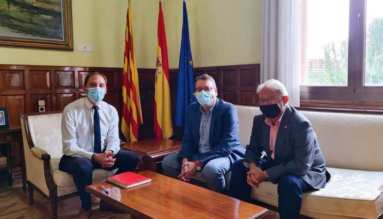 Trobada del subdelegat del Govern a Lleida, José Crespín, amb el tinent d’alcalde de la Paeria de Lleida, Paco Cerdà, i el director general de la llotja agropecuària de Mercolleida, Miquel Àngel Bergés.