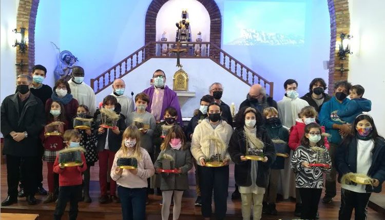 ELS INFANTS DE LA PARRÒQUIA DE MONTSERRAT CONFECCIONEN EL SEU PROPI PESSEBRE